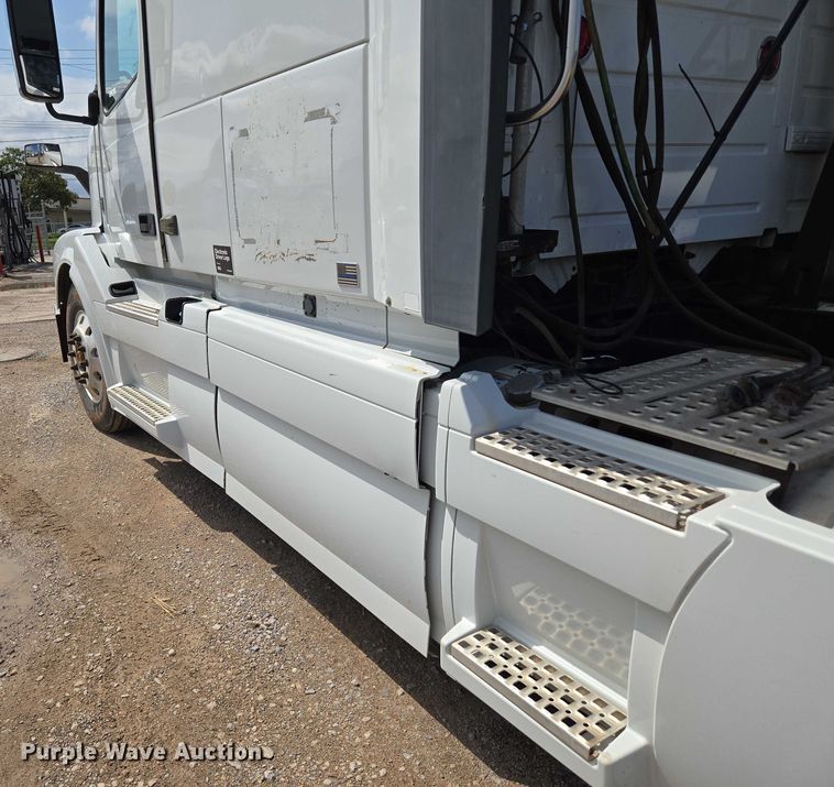 image for item EU3648 2015 Volvo VN semi truck