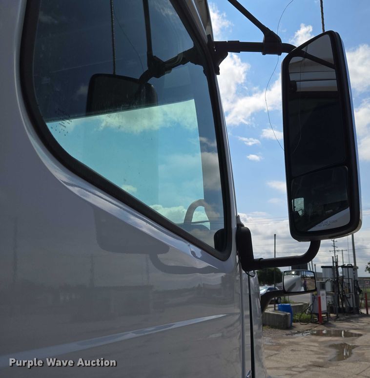 image for item EU3648 2015 Volvo VN semi truck