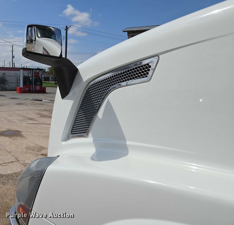 image for item EU3648 2015 Volvo VN semi truck