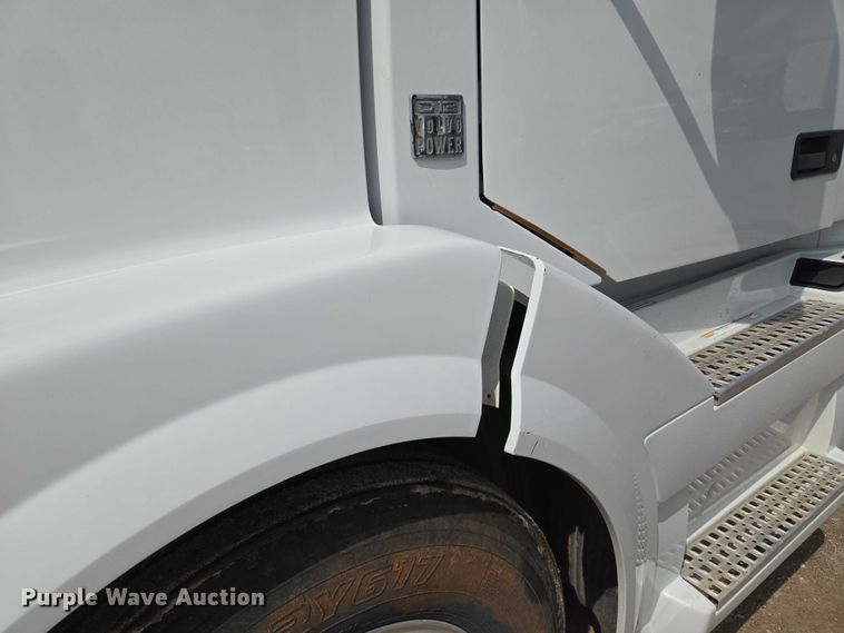 image for item EU3648 2015 Volvo VN semi truck