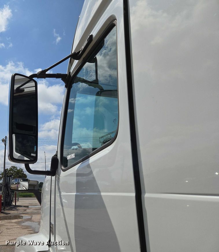 image for item EU3648 2015 Volvo VN semi truck