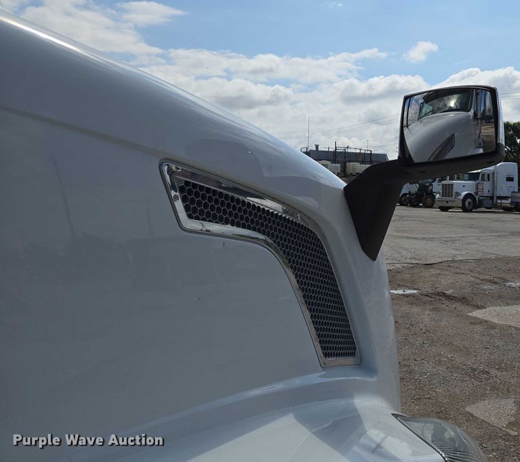 image for item EU3648 2015 Volvo VN semi truck