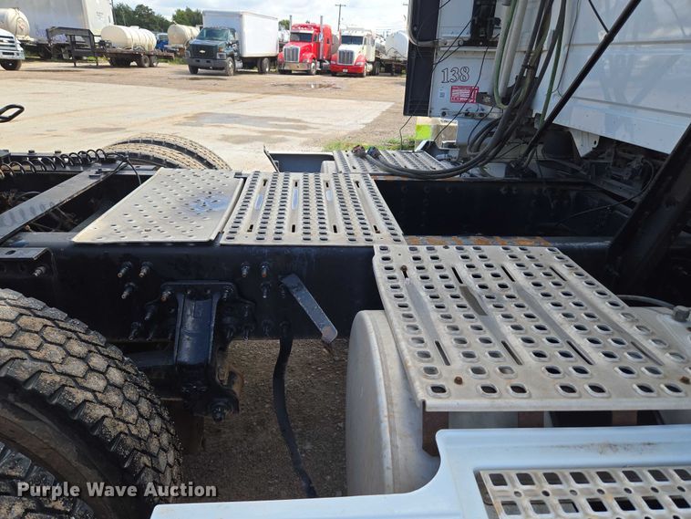 image for item EU3648 2015 Volvo VN semi truck