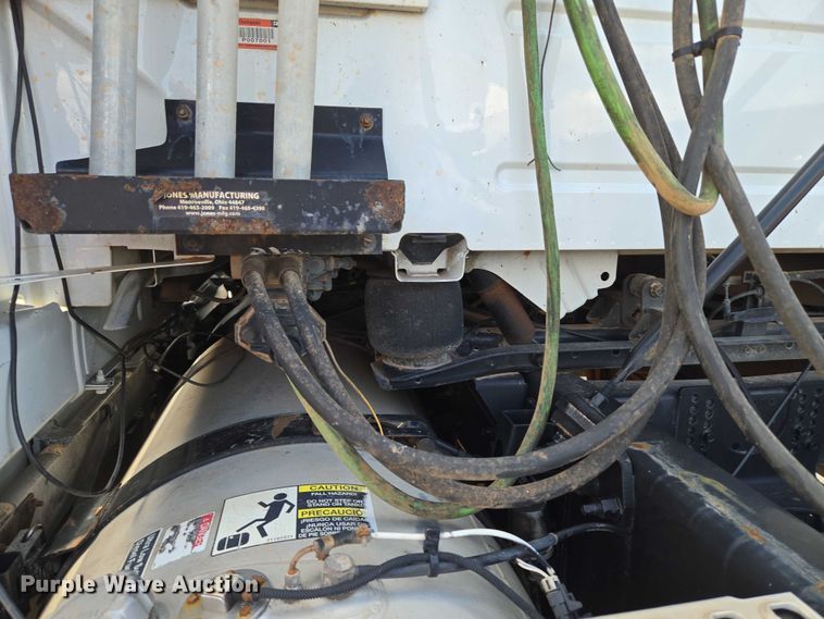 image for item EU3648 2015 Volvo VN semi truck