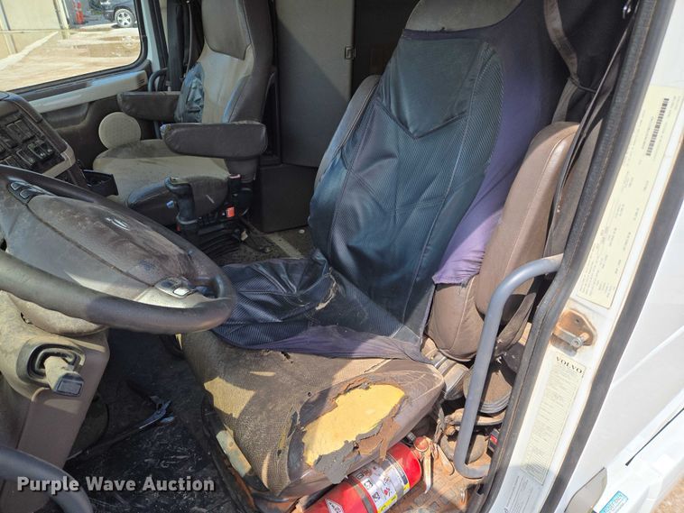 image for item EU3648 2015 Volvo VN semi truck