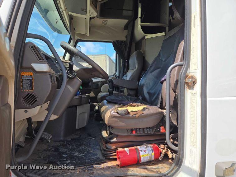 image for item EU3648 2015 Volvo VN semi truck