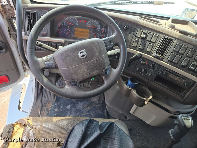 image for item EU3648 2015 Volvo VN semi truck