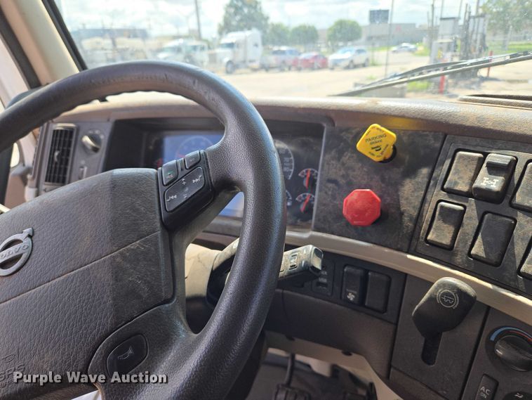 image for item EU3648 2015 Volvo VN semi truck