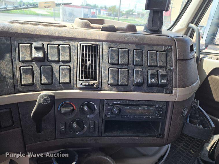 image for item EU3648 2015 Volvo VN semi truck