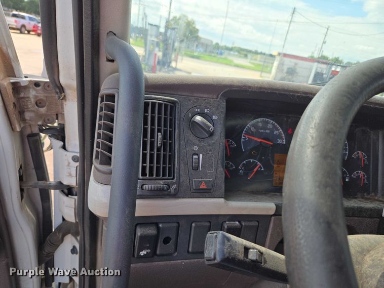 image for item EU3648 2015 Volvo VN semi truck