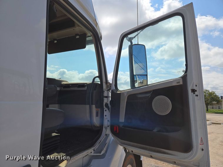 image for item EU3648 2015 Volvo VN semi truck