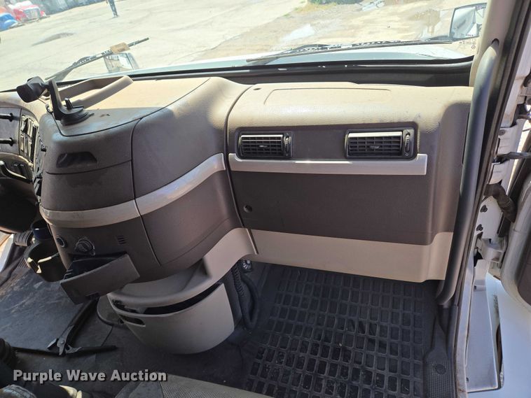 image for item EU3648 2015 Volvo VN semi truck