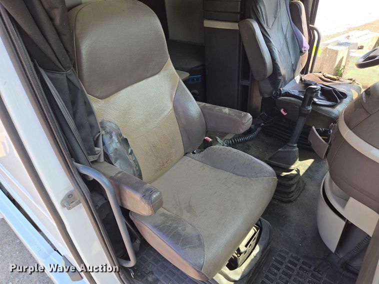 image for item EU3648 2015 Volvo VN semi truck