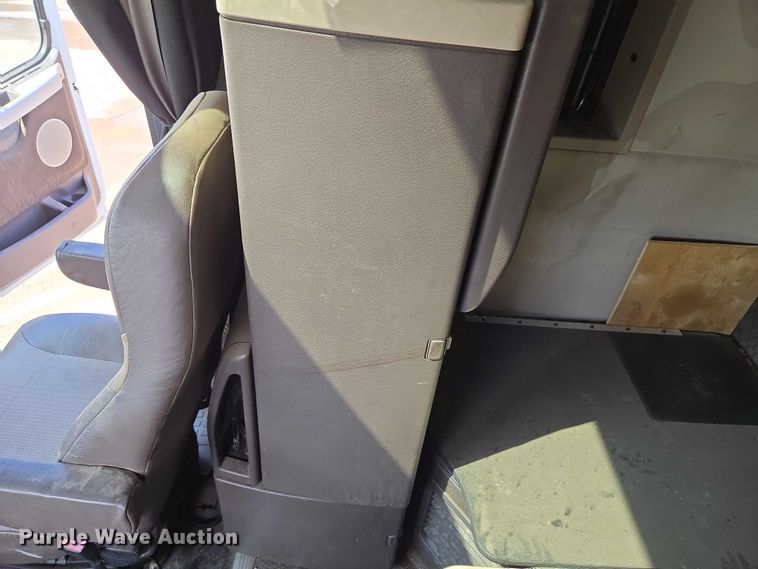 image for item EU3648 2015 Volvo VN semi truck