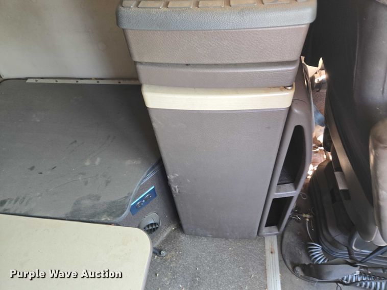 image for item EU3648 2015 Volvo VN semi truck