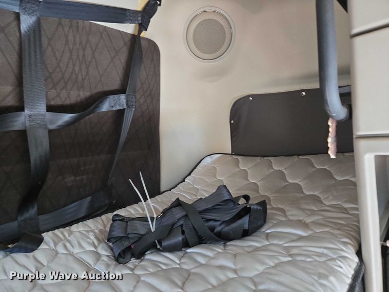 image for item EU3648 2015 Volvo VN semi truck