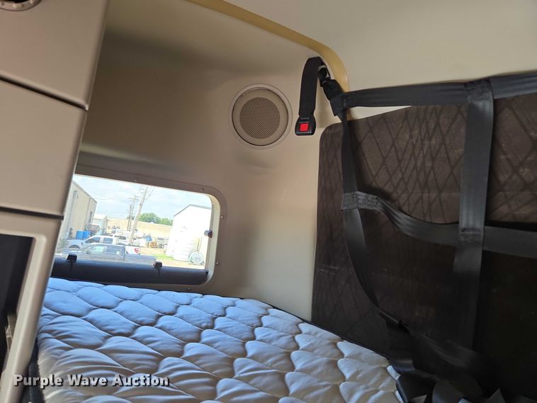 image for item EU3648 2015 Volvo VN semi truck