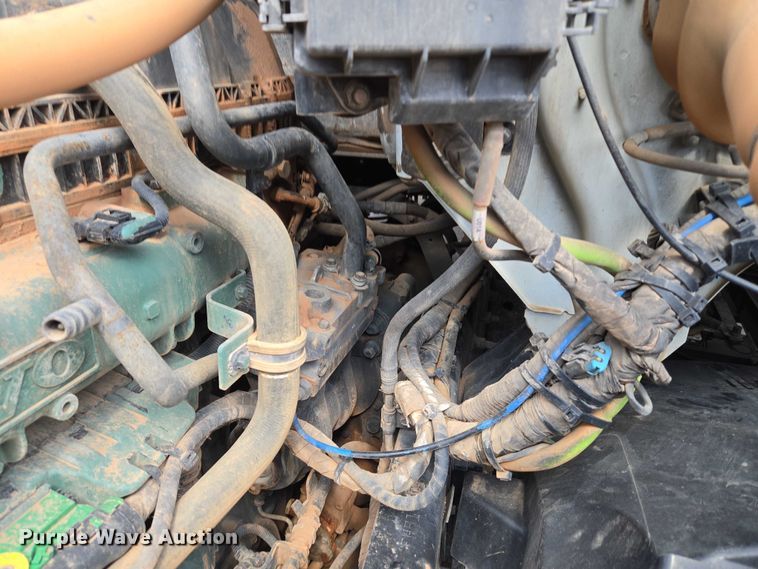 image for item EU3648 2015 Volvo VN semi truck