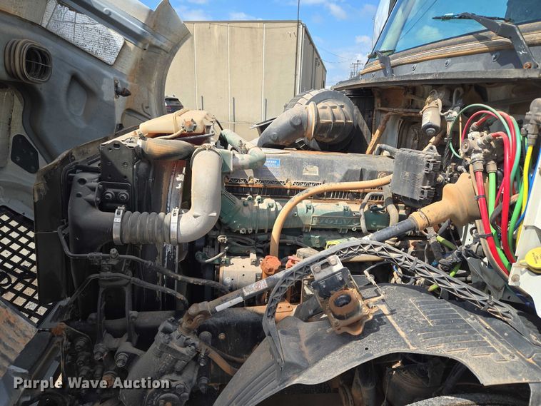 image for item EU3648 2015 Volvo VN semi truck