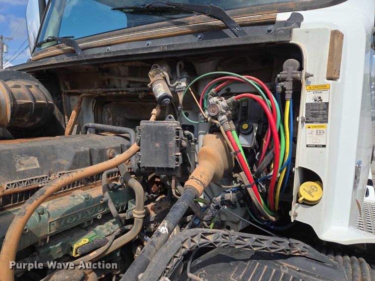 image for item EU3648 2015 Volvo VN semi truck