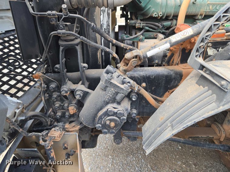 image for item EU3648 2015 Volvo VN semi truck