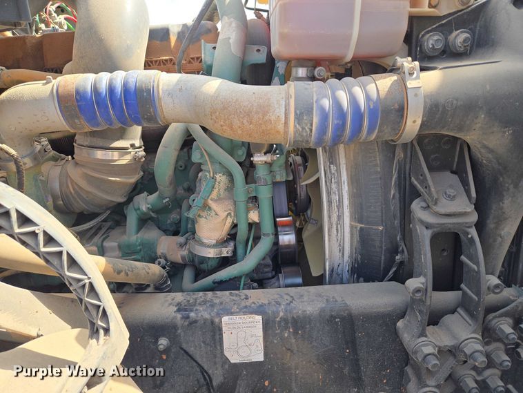 image for item EU3648 2015 Volvo VN semi truck