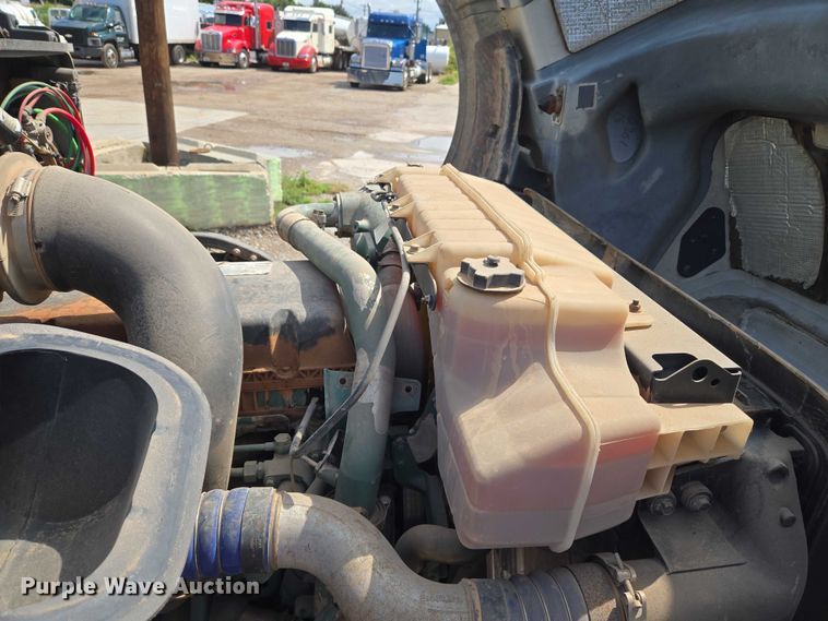 image for item EU3648 2015 Volvo VN semi truck