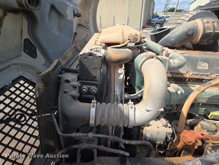 image for item EU3648 2015 Volvo VN semi truck