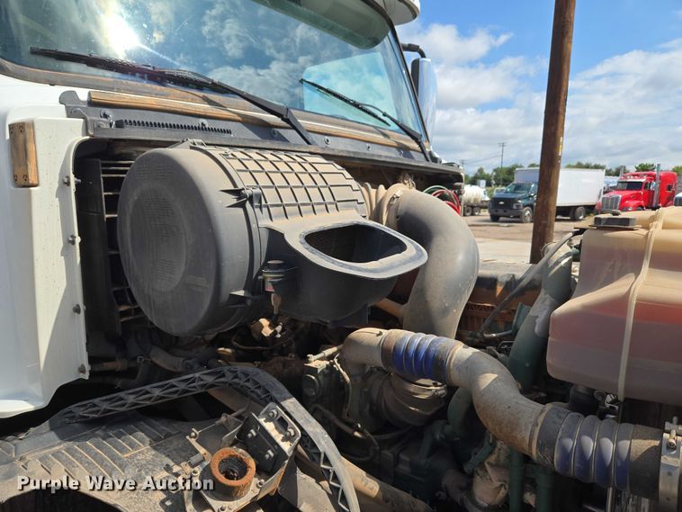 image for item EU3648 2015 Volvo VN semi truck