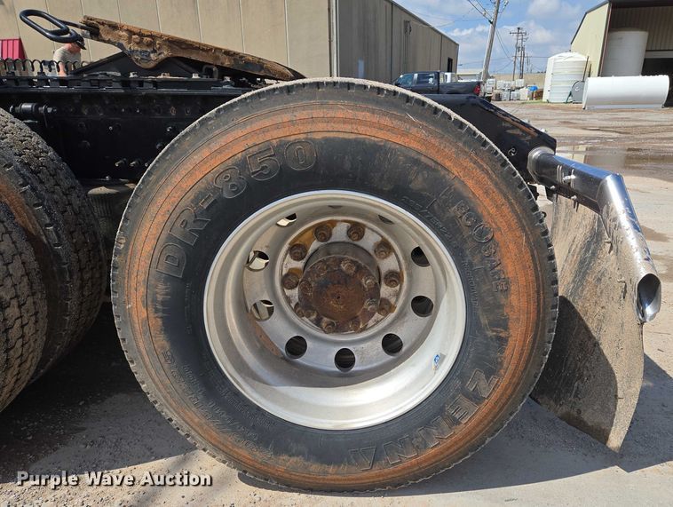 image for item EU3648 2015 Volvo VN semi truck