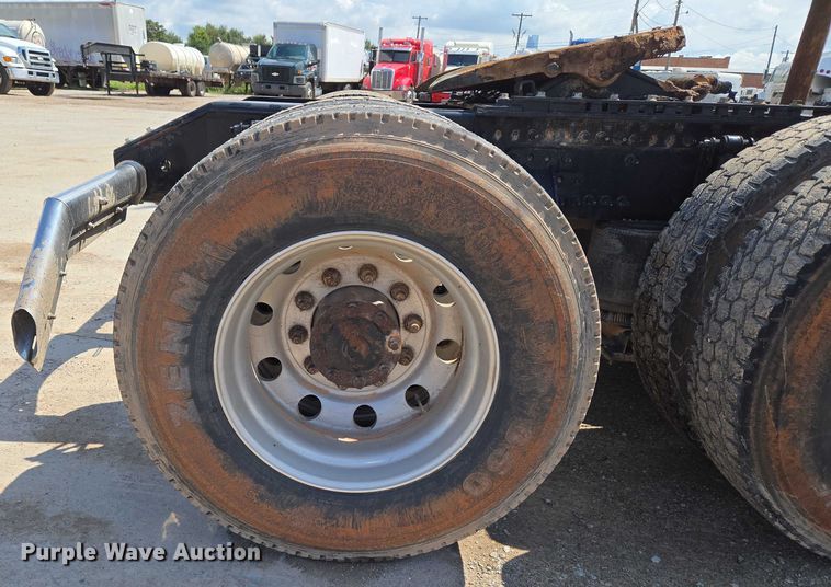 image for item EU3648 2015 Volvo VN semi truck