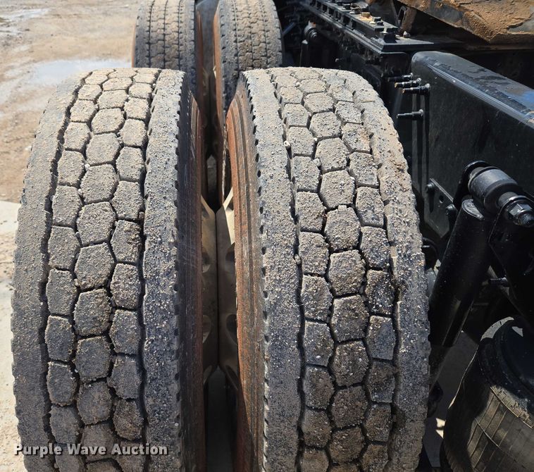 image for item EU3648 2015 Volvo VN semi truck