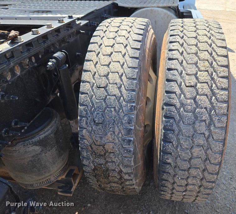 image for item EU3648 2015 Volvo VN semi truck