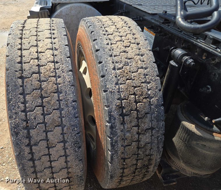 image for item EU3648 2015 Volvo VN semi truck