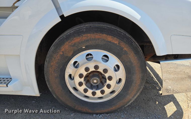 image for item EU3648 2015 Volvo VN semi truck