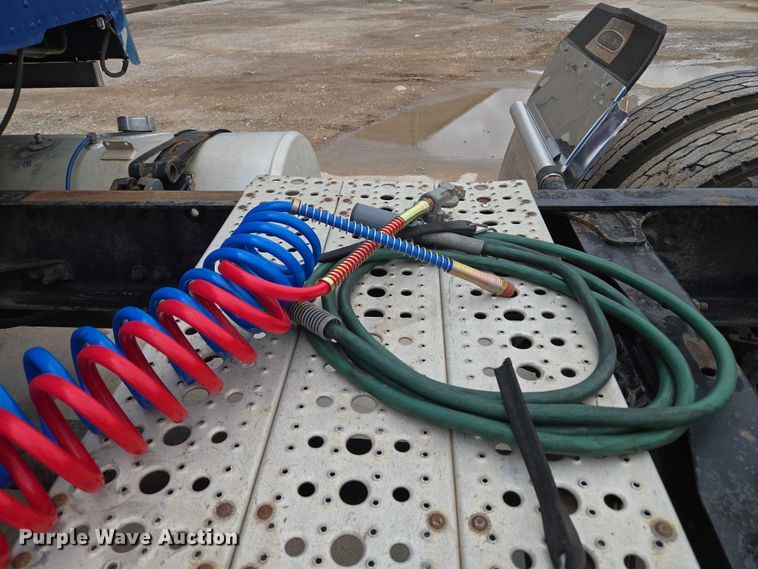 image for item EU3650 2008 Freightliner FLD132 semi truck