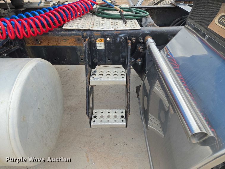 image for item EU3650 2008 Freightliner FLD132 semi truck