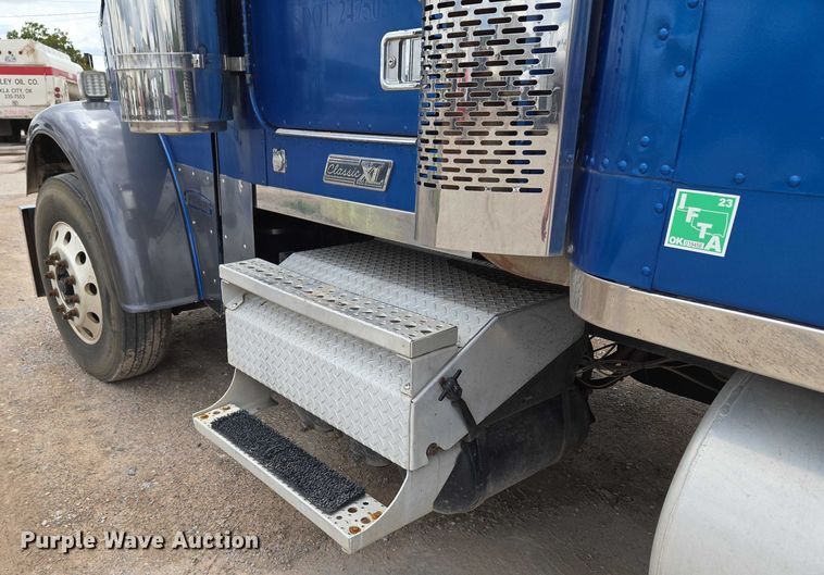 image for item EU3650 2008 Freightliner FLD132 semi truck