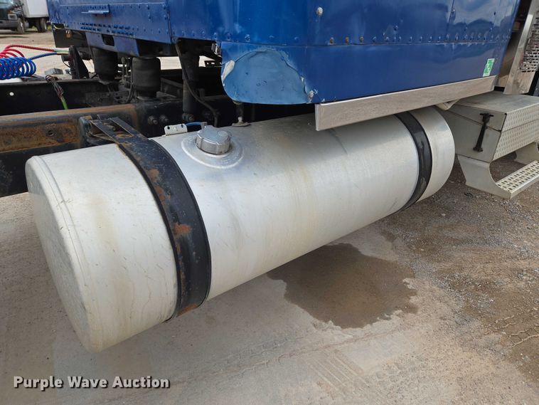 image for item EU3650 2008 Freightliner FLD132 semi truck