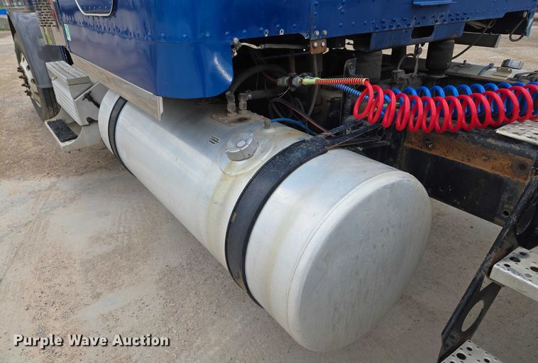 image for item EU3650 2008 Freightliner FLD132 semi truck