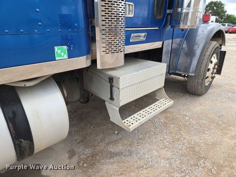 image for item EU3650 2008 Freightliner FLD132 semi truck