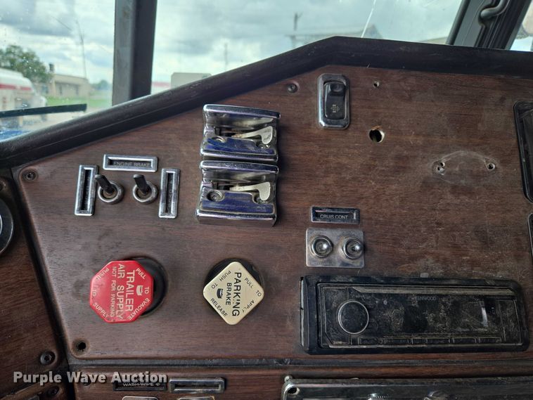 image for item EU3650 2008 Freightliner FLD132 semi truck