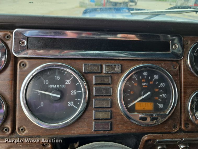 image for item EU3650 2008 Freightliner FLD132 semi truck