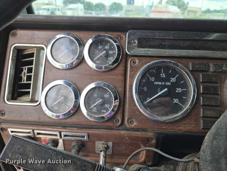 image for item EU3650 2008 Freightliner FLD132 semi truck