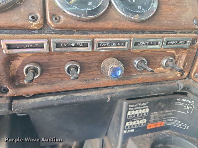 image for item EU3650 2008 Freightliner FLD132 semi truck