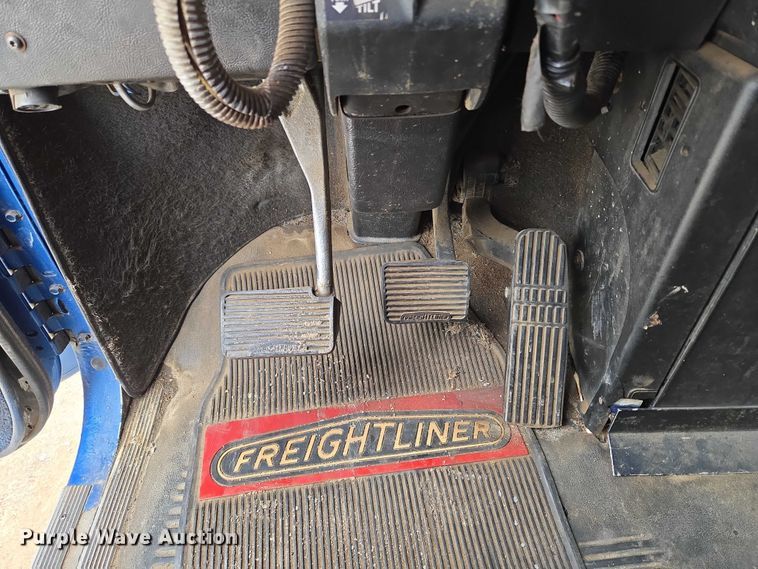 image for item EU3650 2008 Freightliner FLD132 semi truck