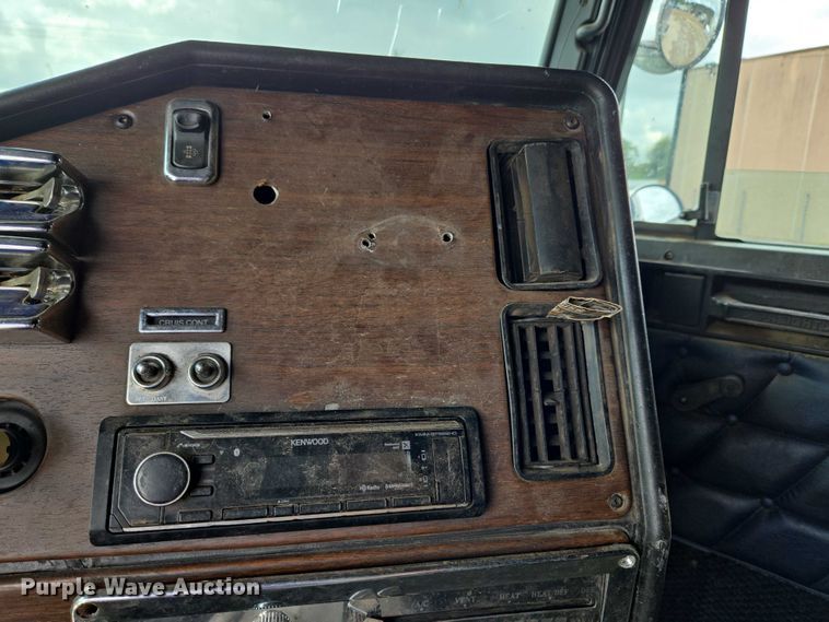 image for item EU3650 2008 Freightliner FLD132 semi truck