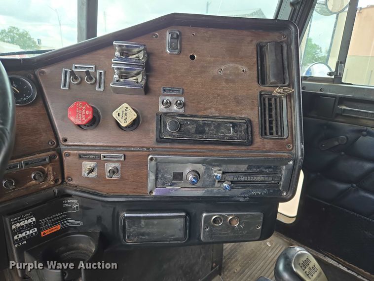 image for item EU3650 2008 Freightliner FLD132 semi truck