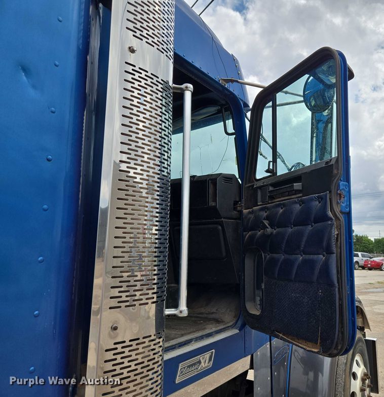 image for item EU3650 2008 Freightliner FLD132 semi truck