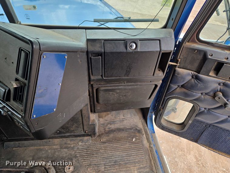 image for item EU3650 2008 Freightliner FLD132 semi truck